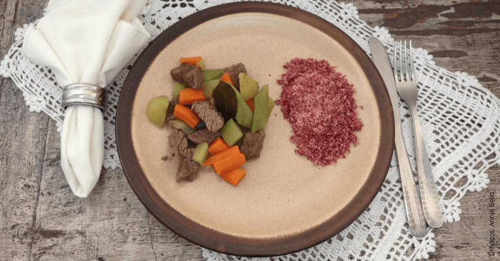 Picadinho à Jardineira com Farofa de Beterraba