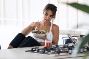 Mulher fitness se alimentando