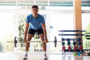 Homem treinando em uma academia