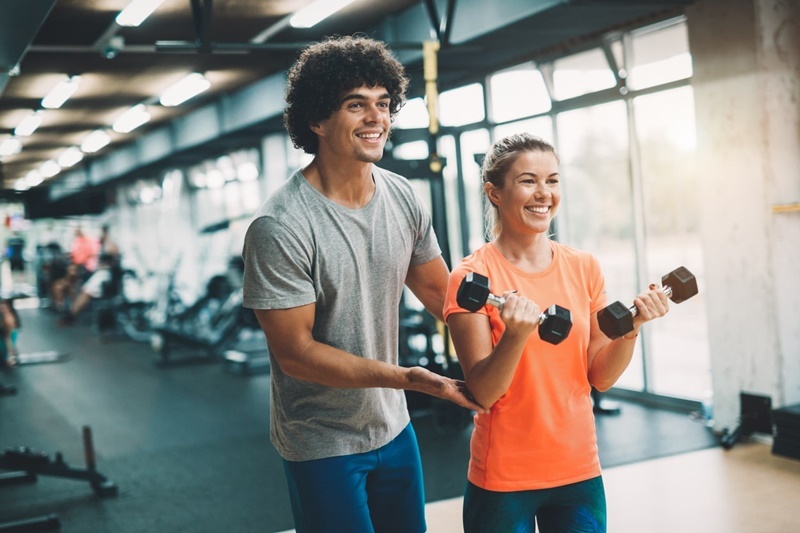 Personal trainer com uma aluna