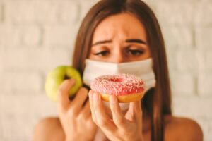 Mulher decidindo o que comer na quarentena