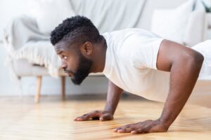 Homem treinando sozinho em casa