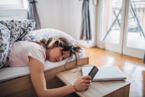 mulher sedentária deitada na cama