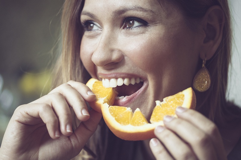 Comendo fruta pra fortalecer imunidade