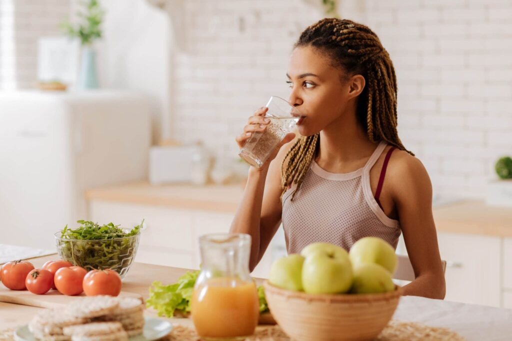 Mulher fitness se alimentando de forma saudável