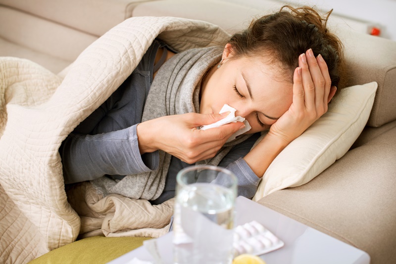 Mulher Doente. Gripe. Mulher pegou resfriado.